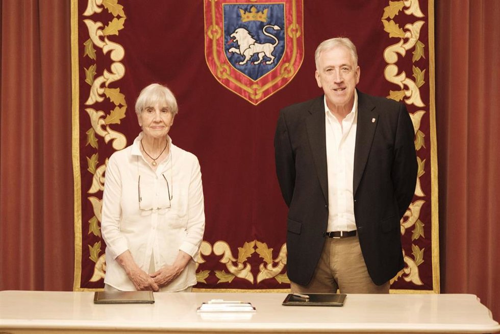 El alcalde, Joseba Asiron, y la vicepresidenta del patronato de la Fundación Casa Misericordia, Camino Oslé, durante la firma del acuerdo