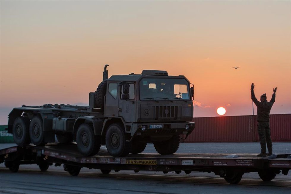 Archivo - Un militar dirige la carga de un vehículo de transporte pesado del Ejército sobre un vagón de plataforma ferroviaria en el marco de la operación Steadfast Dart 2025