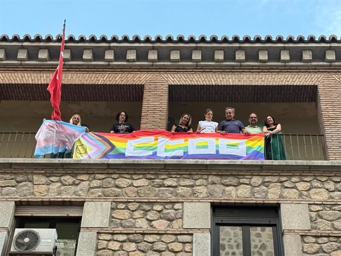 Colocación de la bandera LGTBI+ en la sede de CCOO.