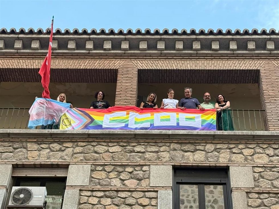Colocación de la bandera LGTBI+ en la sede de CCOO.