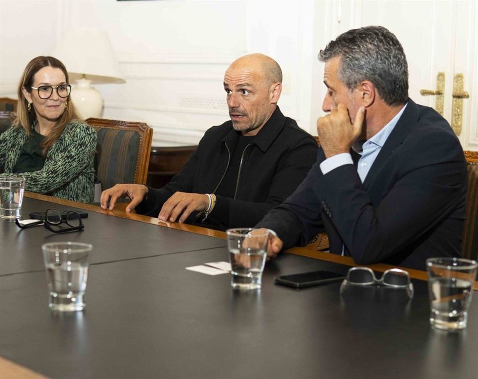 El presidente de Proexca, Alfonso Cabello (c), en una reunió comercial en Uruguay