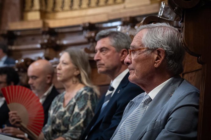 Archivo - L'exalcalde de Barcelona Xavier Trias (1d) amb l'actual íder de Junts a l'Ajuntament, Jordi Martí