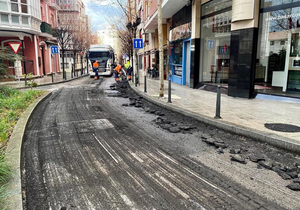 Archivo - Labores de pavimentación en una calle de Santander