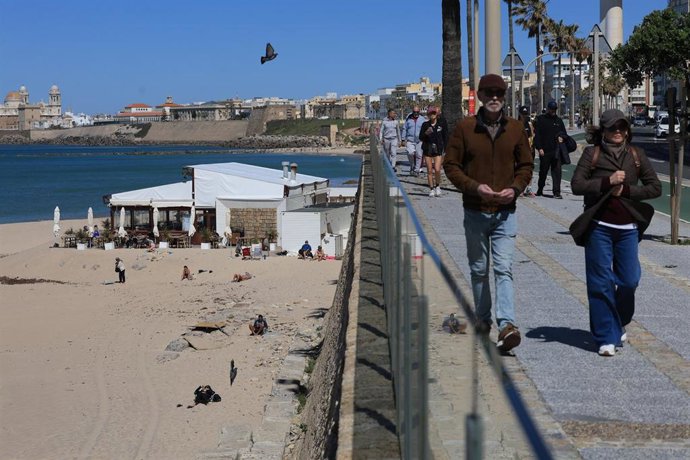 Archivo - Una playa de Cádiz con un chiringuito. ARCHIVO 