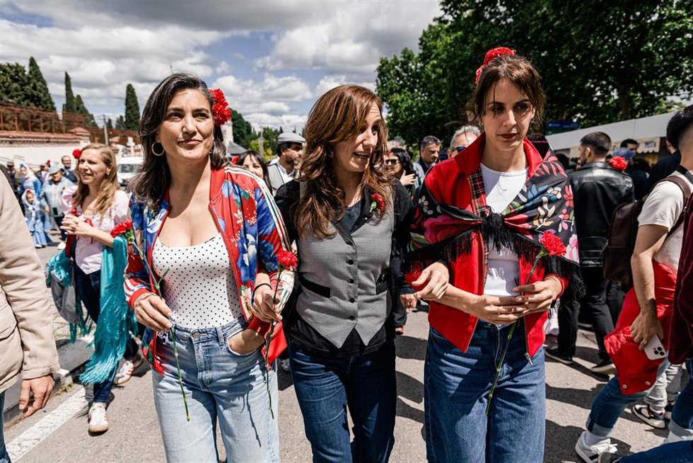 Archivo - (I-D) La portavoz de Más Madrid en la Asamblea de Madrid, Manuela Bergerot; la ministra de Sanidad, Mónica García; y la portavoz de Más Madrid en el Ayuntamiento de Madrid, Rita Maestre; visitan a la pradera de San Isidro, a 15 de mayo de 2026, 