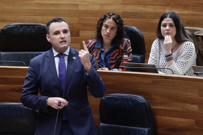 Archivo - El consejero de Hacienda, Guillermo Peláez, en el Pleno.
