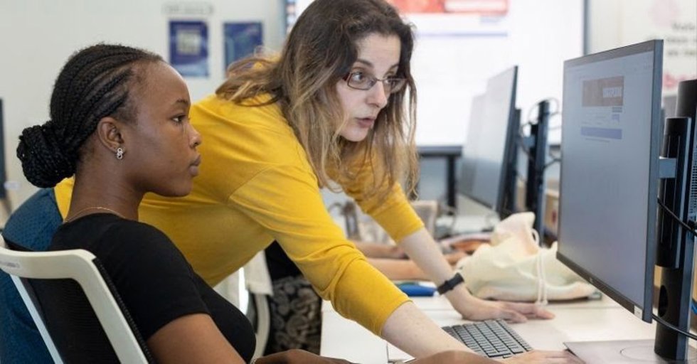 Una docente y una alumna del programa 'Estiu TIC' de Barcelona Activa