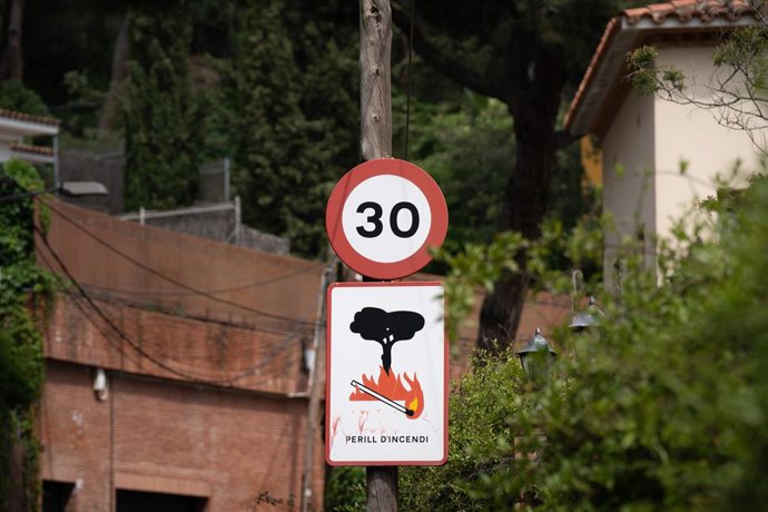 Archivo - Un cartell de perill d'incendi 