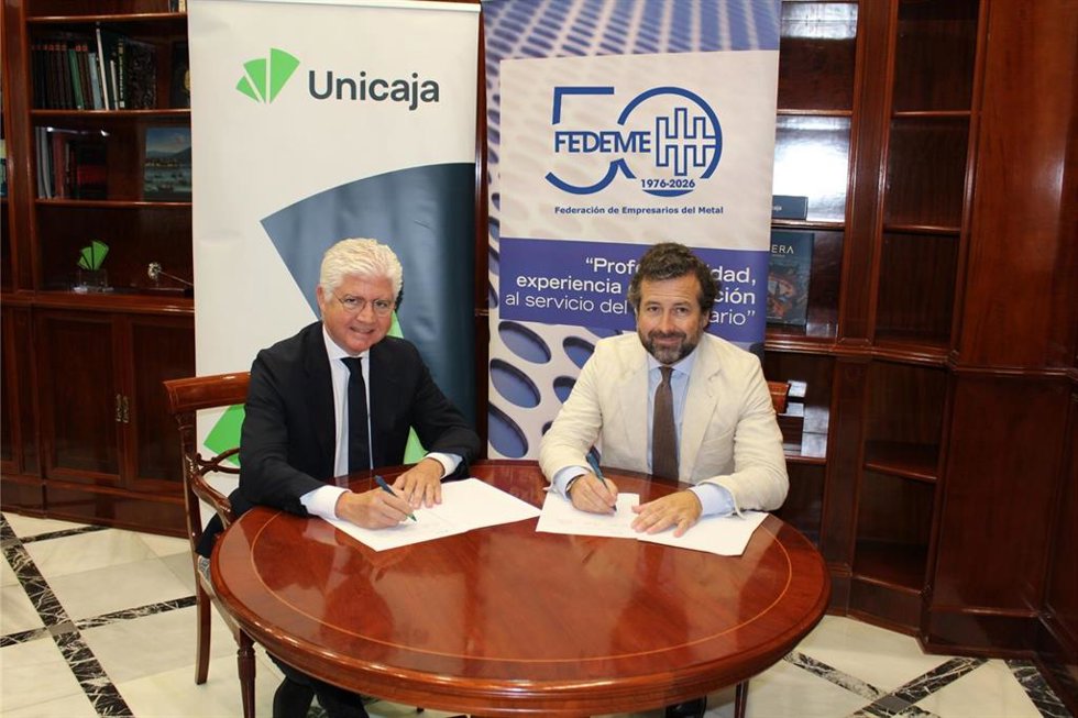 El director territorial de Andalucía Occidental de Unicaja, Javier Aguilera González, y el director gerente de Fedeme, Carlos Jacinto Marín, en el acto de la firma.