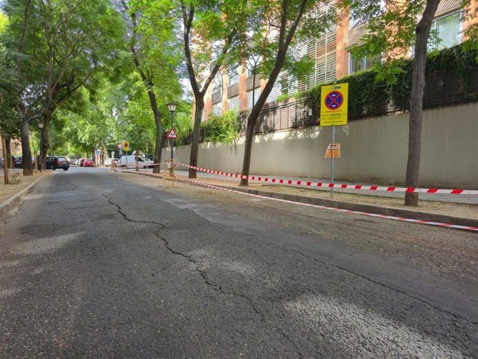 Obras de sustitución de infraestructuras hidráulicas en la calle Valparaíso de Sevilla.