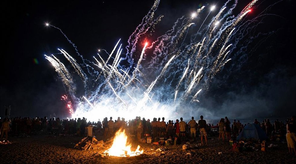 Fuegos artificiales en una playa de Almería durante la Noche de San Juan.