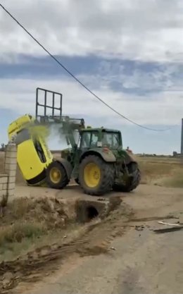 La Guardia Civil ha detenido a un varón por los supuestos daños agravados intencionados causados al vehículo perteneciente a una empresa de cobro de impagos en El Burgo Ranero (León).