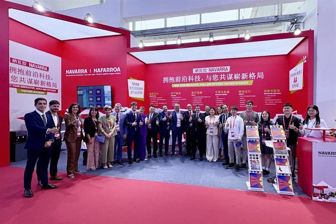 Foto de familia de la delegación empresarial navarra en el stand organizado por el PIN