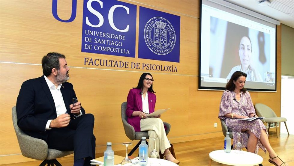 Expertos y autoridades analizan en Santiago los retos de la infancia frente al impacto de las redes sociales