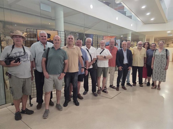 Foto de familia en la inauguración de la exposición fotográfica 'Sierra Morena Observada'.