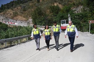 La consejera de Fomento, Articulación del Territorio y Vivienda en funciones, Rocío Díaz, ha visitado el Ayuntamiento de Huétor Santillán con el alcalde, José Carlos Ortega, para después visitar las obras de seguridad en la A-4003