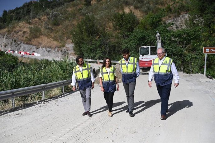 La consejera de Fomento, Articulación del Territorio y Vivienda en funciones, Rocío Díaz, ha visitado el Ayuntamiento de Huétor Santillán con el alcalde, José Carlos Ortega, para después visitar las obras de seguridad en la A-4003
