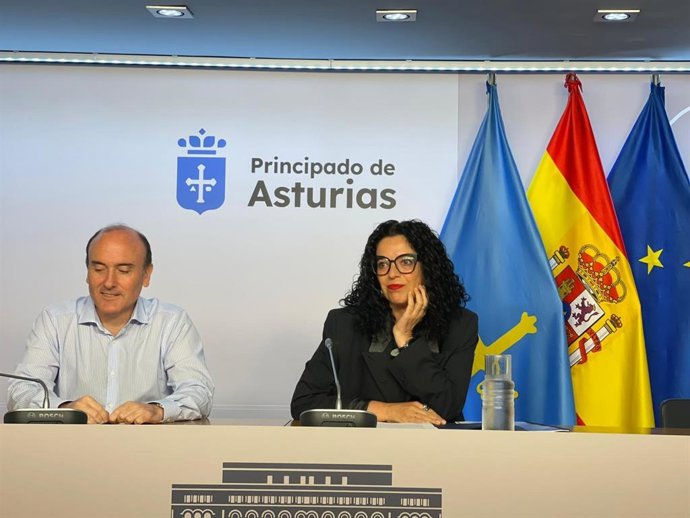 El director general de Patrimonio del Principado, Pablo León, y la consejera de Cultura, Vanessa Gutiérrez, en rueda de prensa este martes.