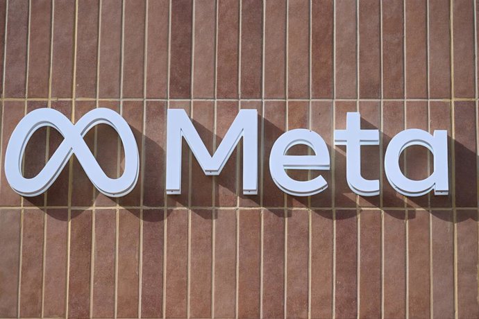 Archivo - FILED - 03 March 2026, Spain, Barcelona: The logo of Facebook parent company Meta is attached to the trade fair stand with which Meta is advertising at the Mobile World Congress. Photo: Wolf von Dewitz/dpa
