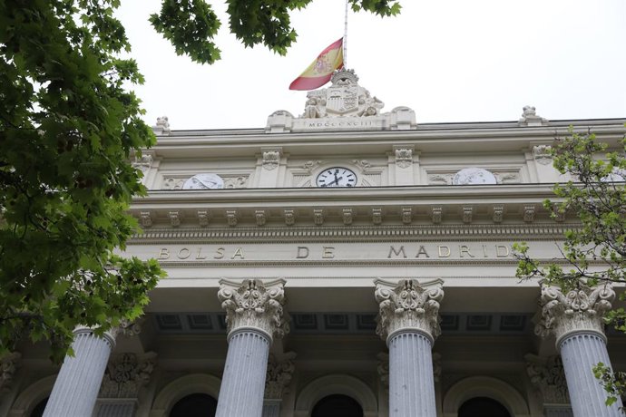 Archivo - Fachada del edificio de la Bolsa de Madrid tras experimentar el Ibex 35 un ascenso del 0,73% en la media sesión de este martes, primera de apertura tras el parón de la Semana Santa y la reanudación de las actividades no esenciales en España, en 