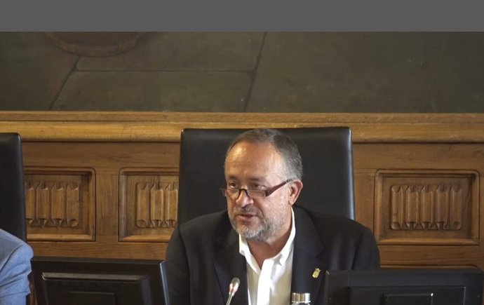 El presidente de la Diputación de León, Gerardo Álvarez Courel, durante el pleno ordinario celebrado este martes.