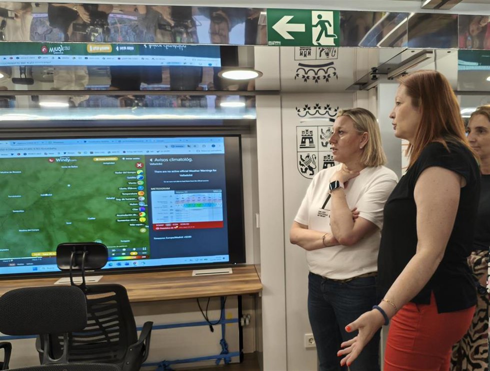 La vicepresidenta segunda de la Junta de Castilla y León, Isabel Blanco, visita la Unidad de Apoyo Logístico de Emergencias (UALE) junto a la directora general de la Agencia de Protección Civil y Emergencias, Irene Cortés.