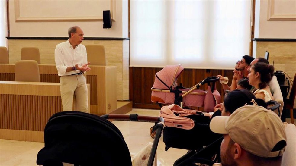Daniel Arias en una reunión con familias.