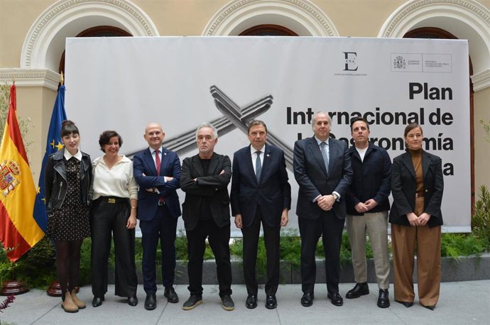 Archivo - El ministro de Agricultura, Luis Planas, presenta el Plan Internacional de la Gastronomía Española