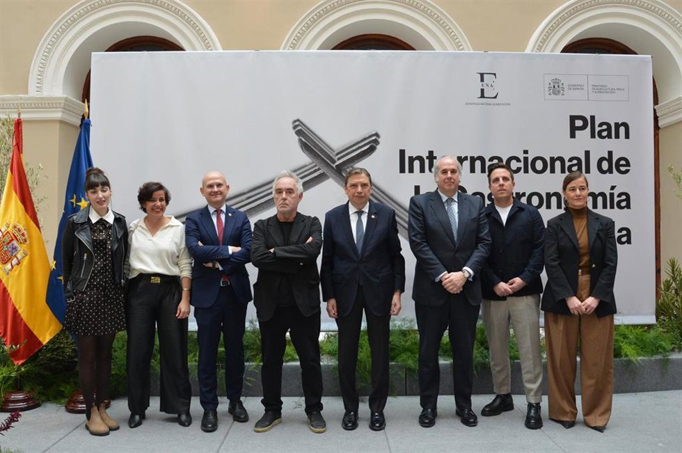 Archivo - El ministro de Agricultura, Luis Planas, presenta el Plan Internacional de la Gastronomía Española