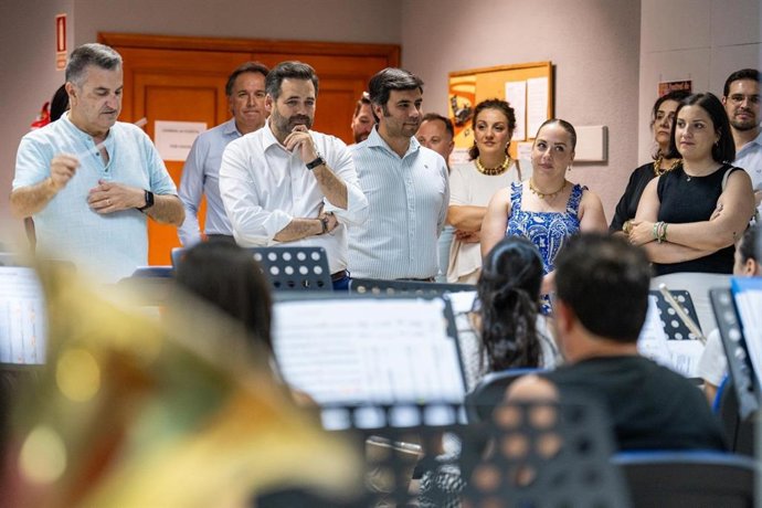 Visita del presidente del PP de Castilla-La Mancha, Paco Núñez, a la Unión Músico-Cultural Santísimo Cristo de la Sangre de Torrijos.