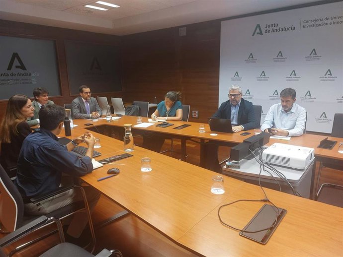 El secretario general de Investigación e Innovación, Daniel Escacena durante la reunión.