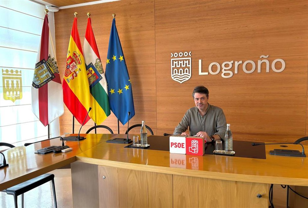 El portavoz del Grupo Municipal Socialista, Luis Alonso, en comparecencia de prensa