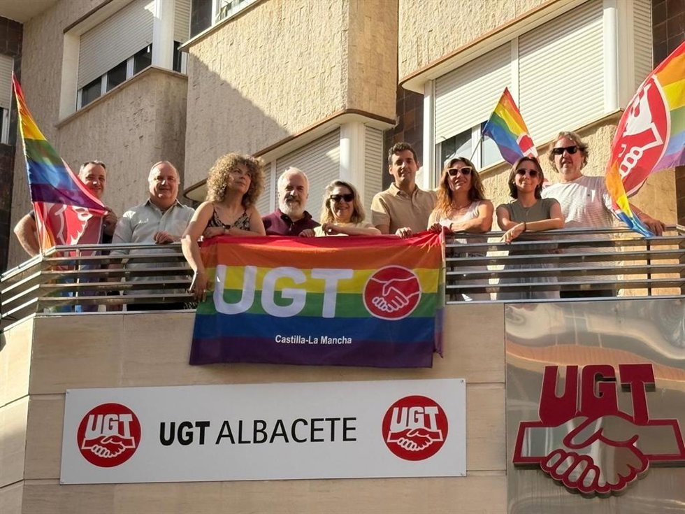 Colocación de la bandera en la sede de UGT Albacete.