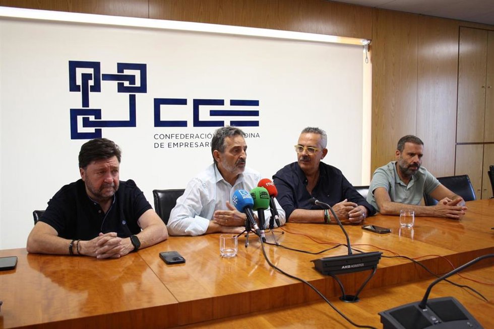 Las autoescuelas critican la "desesperación" del sector ante la falta de examinadores de la DGT. Dicen que la Dirección Provincial solo tiene 11 de los 24 examinadores que le corresponden mientras que 11.600 alumnos esperan para hacer el examen práctico.