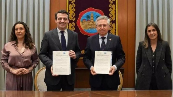 Archivo - El presidente de la FAMP, José María Bellido, y el director de la OAAF, Francisco de Paula Sánchez Zamorano.