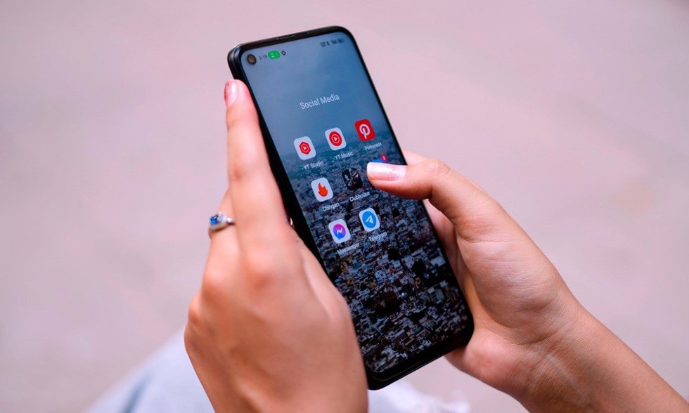 Imagen del uso del smartphone con redes sociales