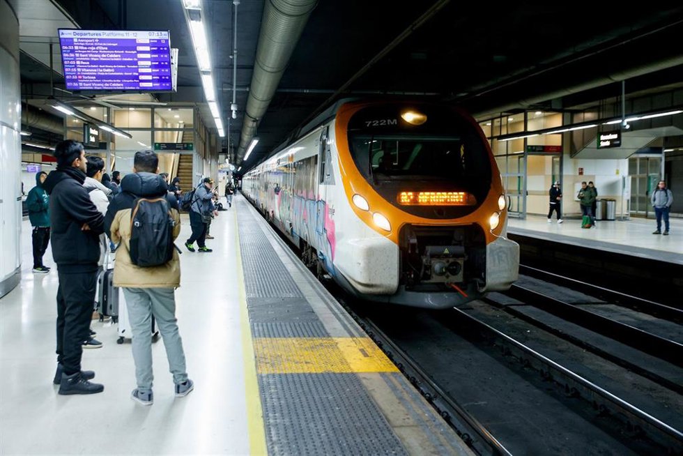 Archivo - Viajeros en la Estación de Sants en Barcelona