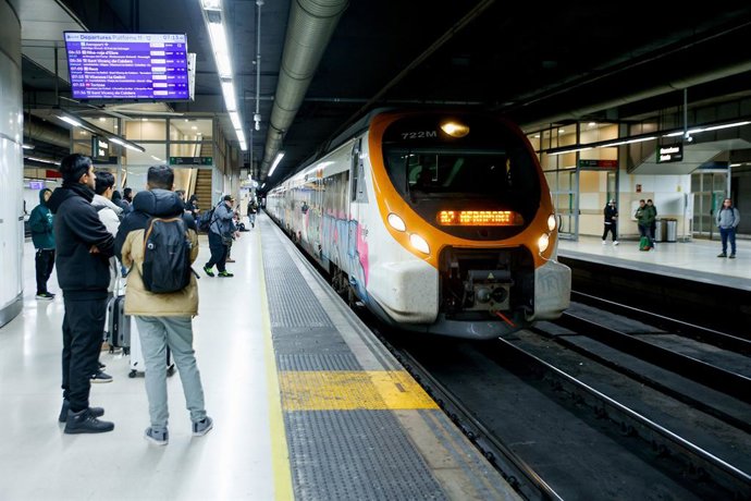 Archivo - Viatgers a l'estació de Sants a Barcelona