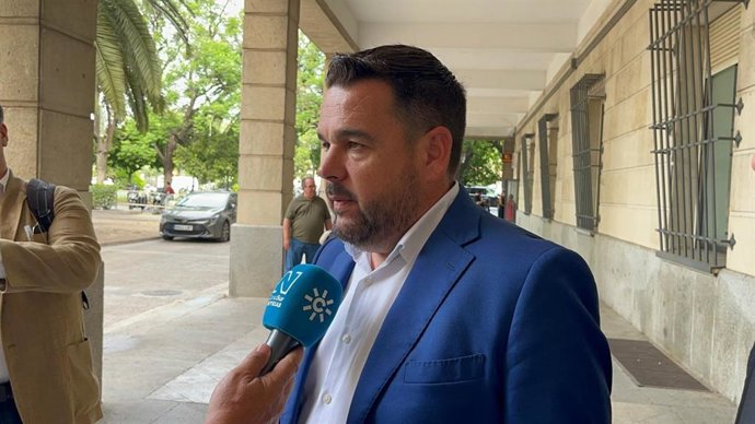 El alcalde de Gines (PSOE), Romualdo Garrido