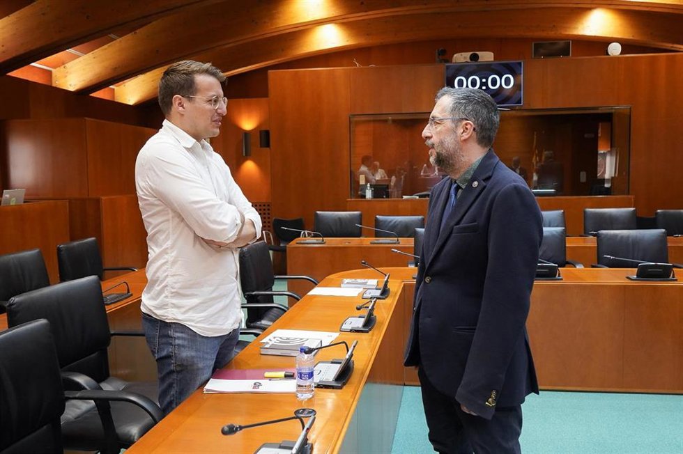 El director general de Medio Natural del Gobierno de Aragón, Óscar Fayanás, conversa con el portavoz de CHA, Jorge Pueyo, antes de comparecer en Comisión de las Cortes de Aragón.