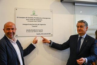 El alcalde de Cazorla, José Luis Olivares, y el consejero en funciones de Sanidad, Antonio Sanz, posan junto a la placa conmemorativa de la inauguración de las nunevas Urgencias de Atención Primaria.