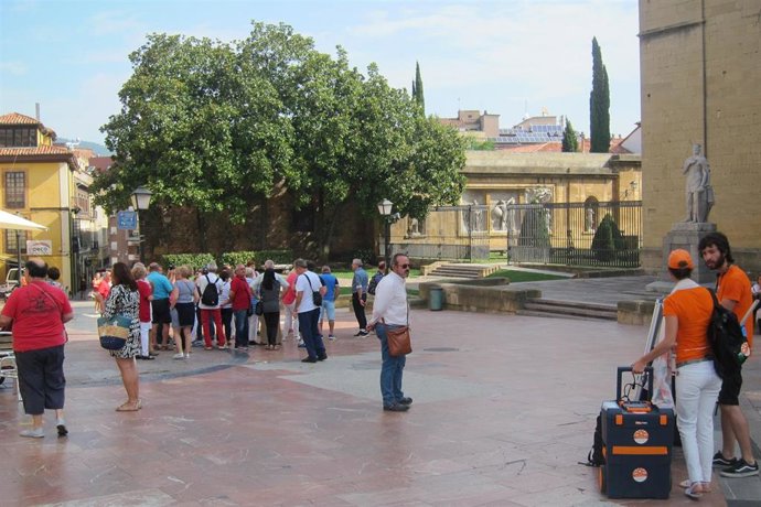 Archivo - Turistas en Oviedo.