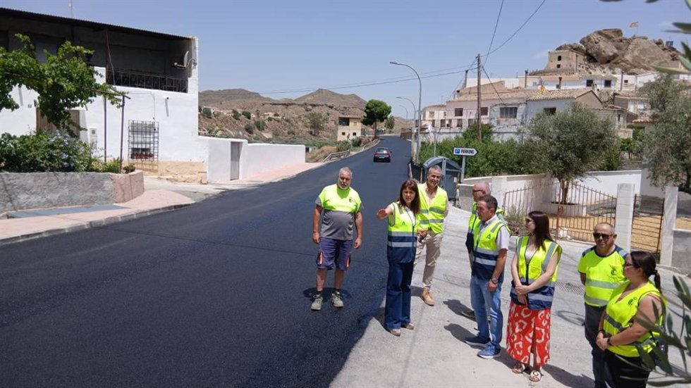 La delegada territorial de Fomento, Articulación del Territorio y Vivienda en Almería, Dolores Martínez, durante su visita a las obras de mejora de la travesía de Partaloa.