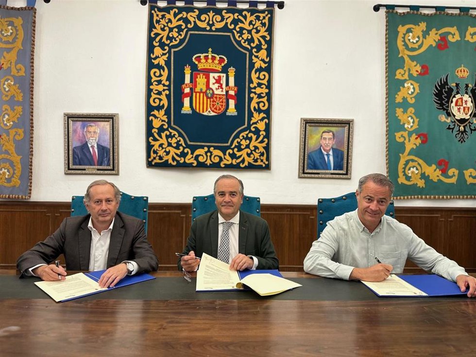 Firma del convenio en Talavera de la Reina.