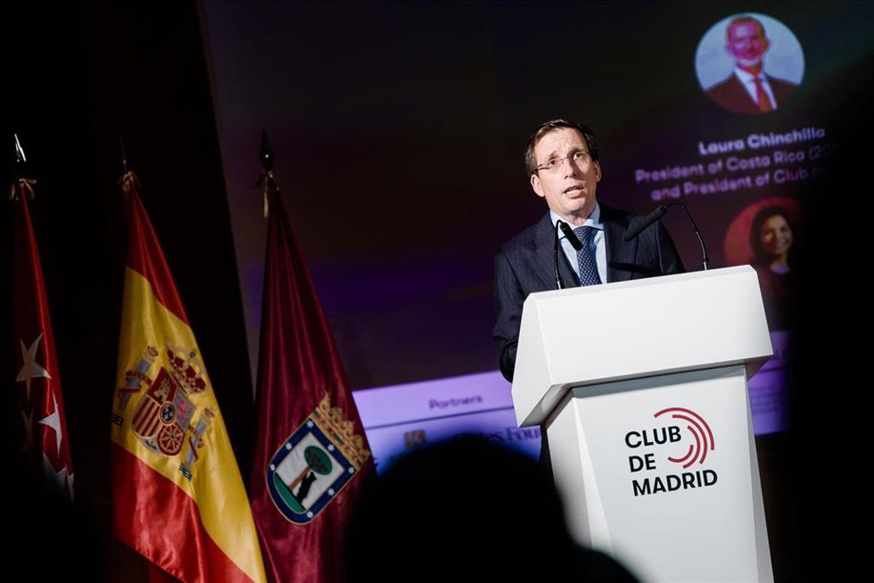 El alcalde de Madrid, José Luis Martínez-Almeida, durante la celebración del Diálogo Anual de Políticas 2026 del Club de Madrid, en el Palacio de Cibeles, a 23 de junio de 2026, en Madrid (España). El Rey Felipe VI  preside el Diálogo Anual de Políticas s