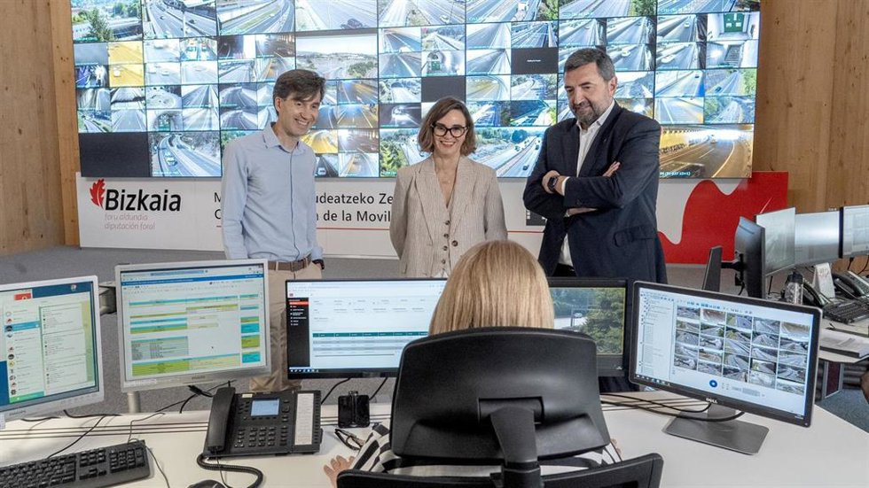 La diputada general de Bizkaia, Elixabete Etxanobe, visita las nuevas instalaciones del MKZ.