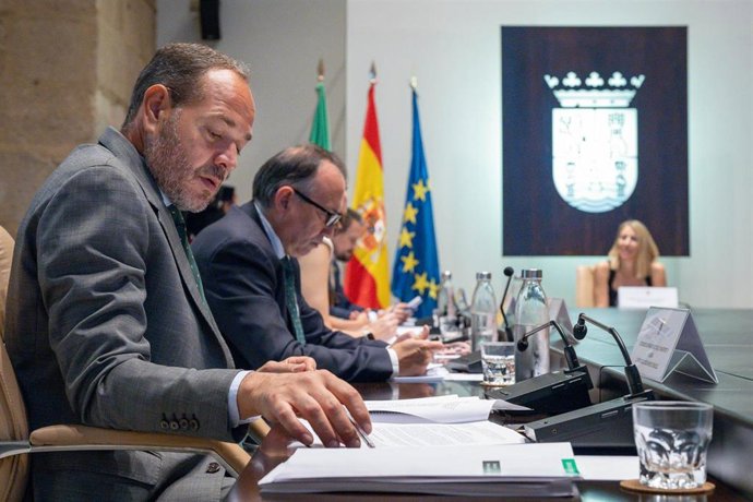 El consejero de Infraestructuras, Transporte y Vivienda, Francisco Ramírez, en primer plano, en la reunión del Consejo de Gobierno de la Junta de Extremadura que ha acordado recurrir ante la Justicia el Plan Estatal de Vivienda.