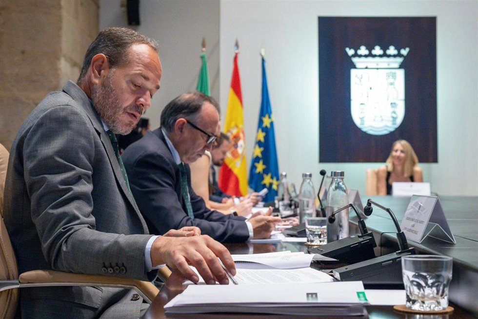 El consejero de Infraestructuras, Transporte y Vivienda, Francisco Ramírez, en primer plano, en la reunión del Consejo de Gobierno de la Junta de Extremadura que ha acordado recurrir ante la Justicia el Plan Estatal de Vivienda.