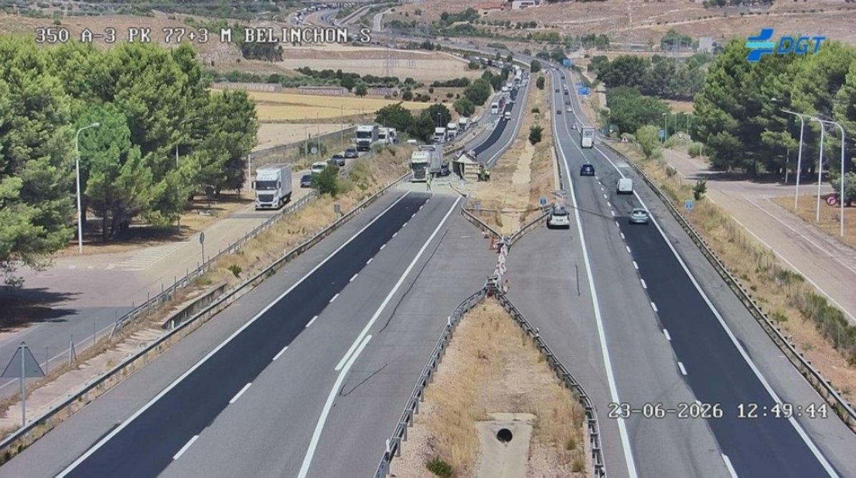 Cortada la A-3 en Belinchón tras el vuelco de un camión