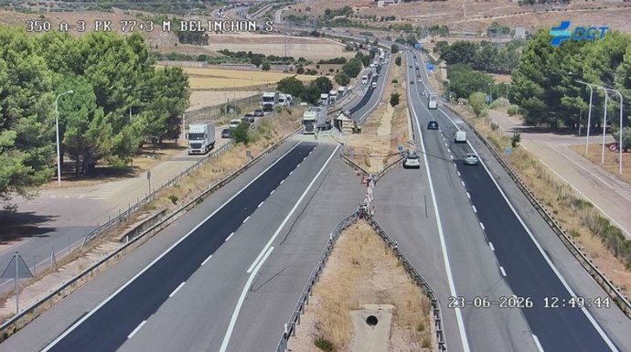 Cortada la A-3 en Belinchón tras el vuelco de un camión